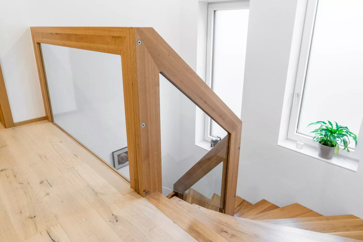 Brüstungsgeländer aus Holz und Glas Vorraum mit 2 Großen Fenstern im Vordergrund ein Brüstungsgeländer aus Holz und Glas